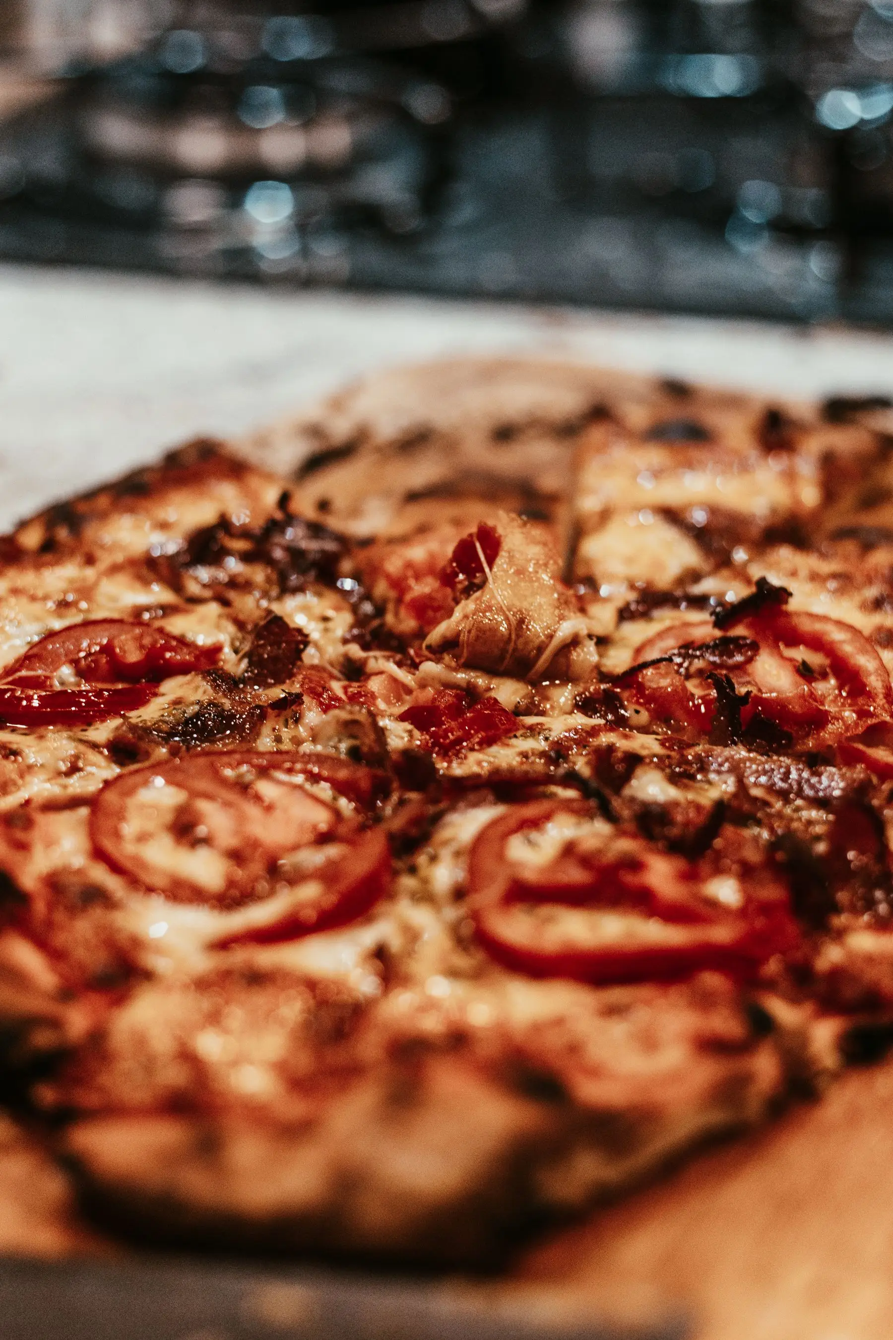 Pizza recém-preparada em destaque