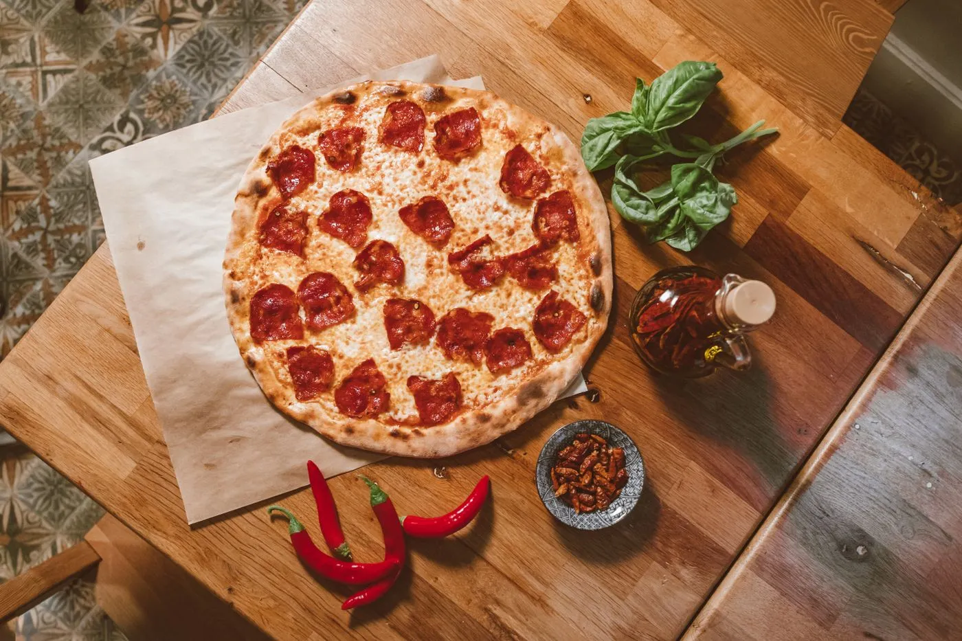 Pizza servida sobre uma mesa