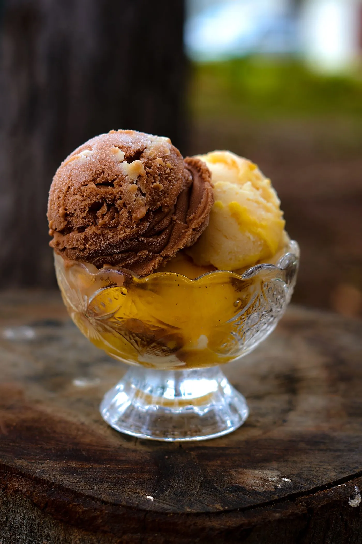 Taça com bolas de sorvete de chocolate e manga